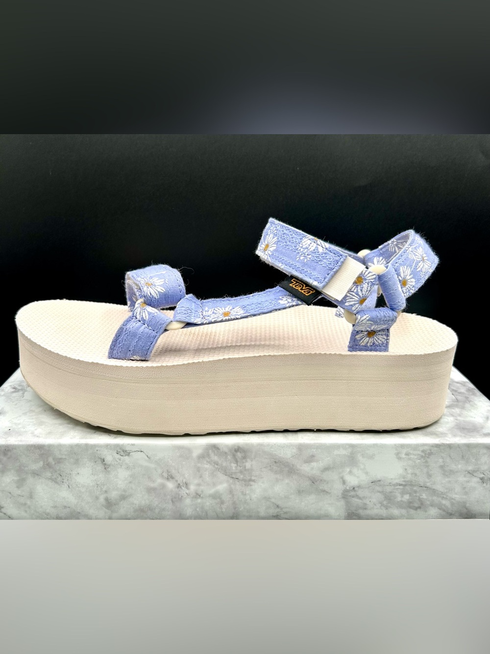 TEVA Flatform Universal Gloriosa Sandals in a Periwinkle Daisy Print. Size 9